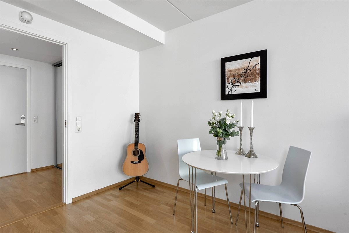 Muligheter for koselig spiseplass i stuen. Galleribilde