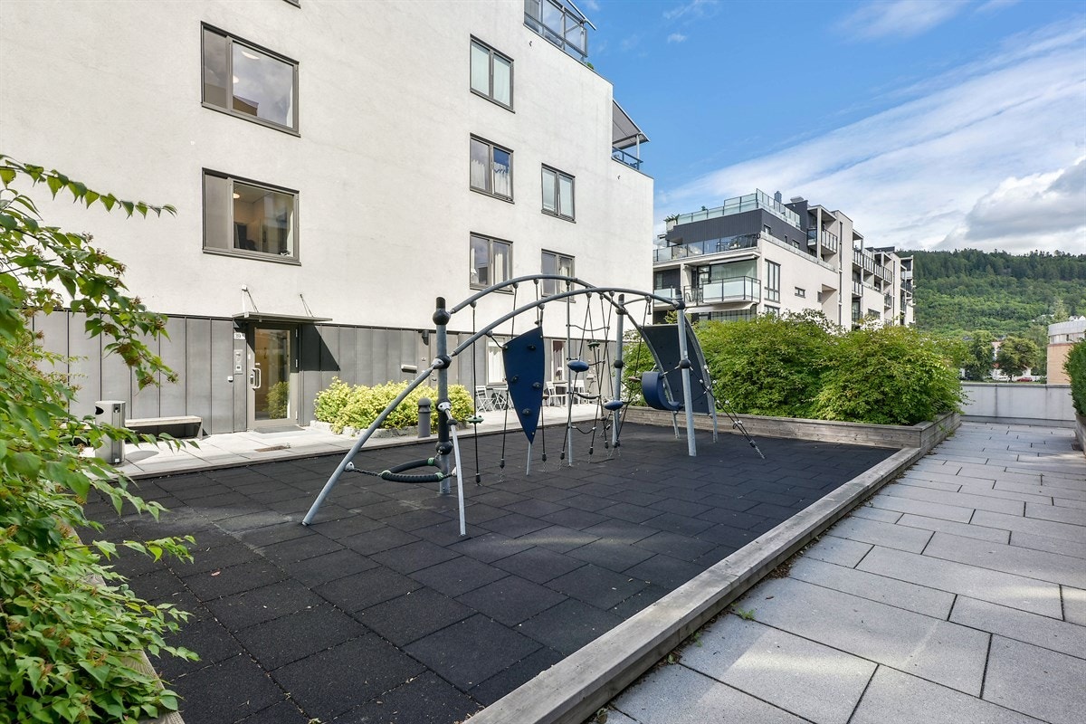 Fellesområdet har etablert en lekeplass for de yngste. Galleribilde