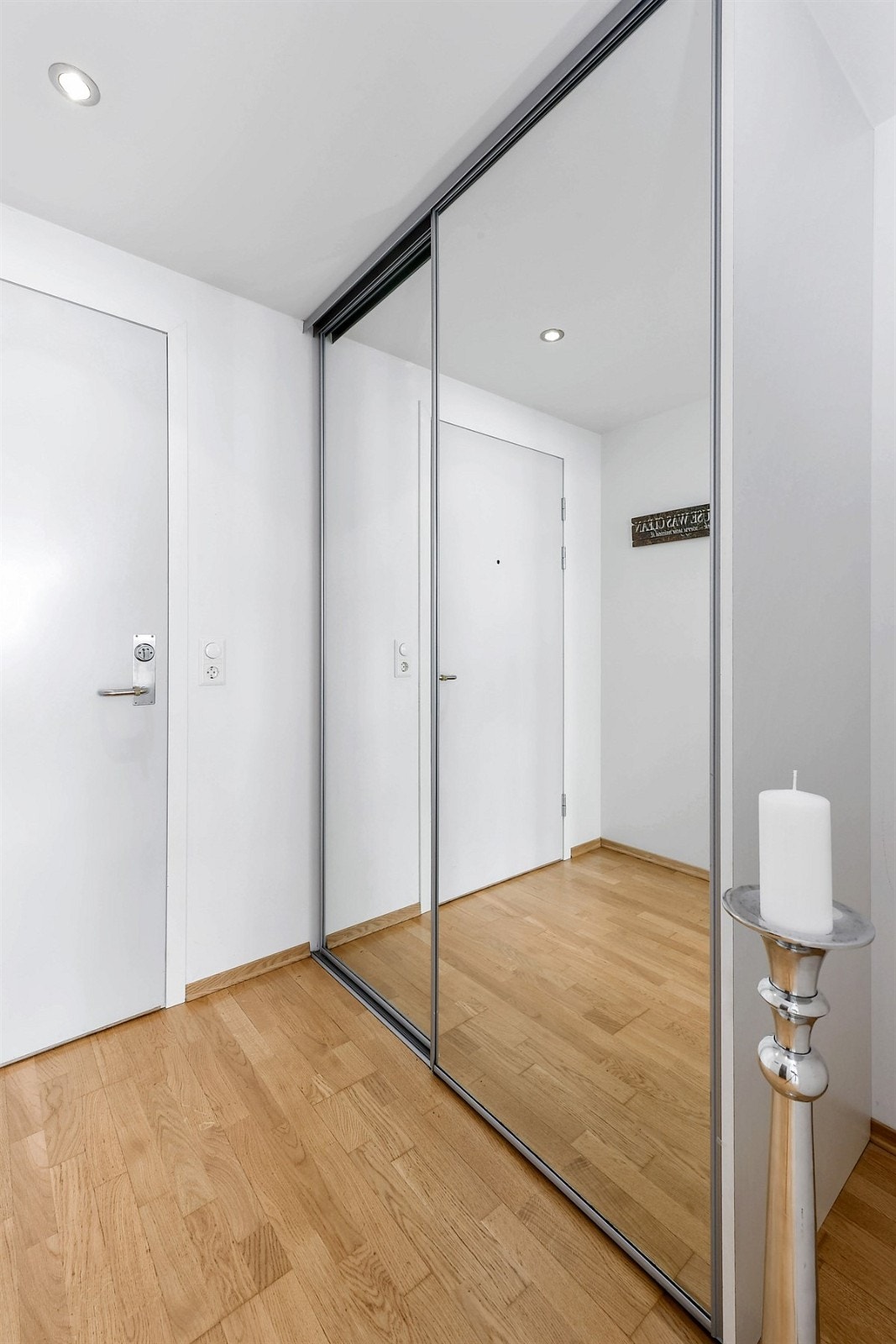 Entreen er innbydende med downlights, samt parkett på gulv og lysmalte vegger, som går igjen i øvrige rom og gjør leiligheten helhetlig. Galleribilde
