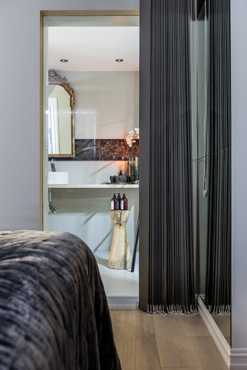 En lekker spa-detalj er glassveggen mellom baderommet og soverommet. Det er hengt opp lameller som kan dekke glassveggen hvis man ønsker det. Galleribilde