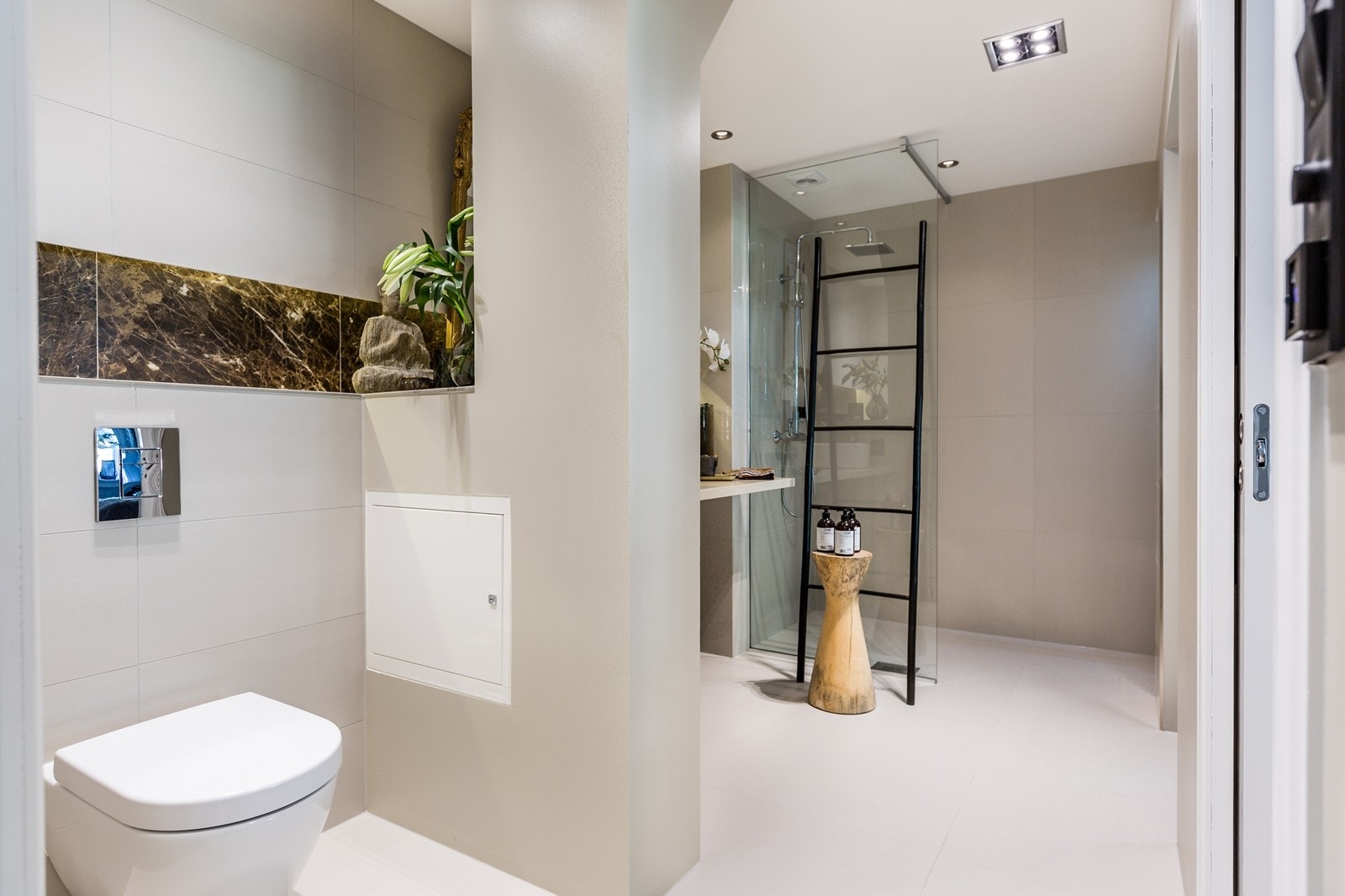 Romslig spa-bad med marmor nisje og dimbar stemningsbelysning. Galleribilde