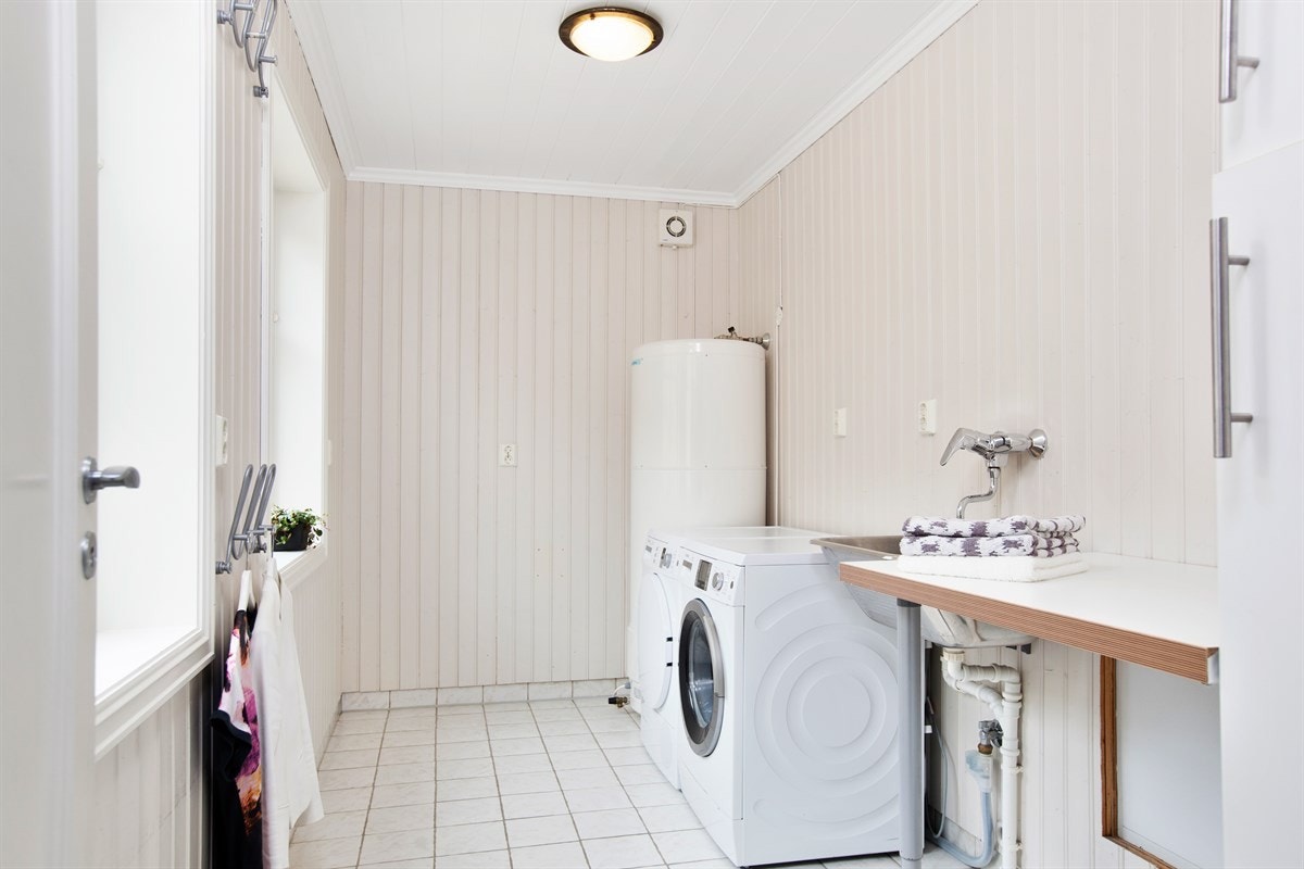 PROA Eiendomsmegling - Vaskerommet er på ca. 7 kvm med plass til både vaskemaskin og tørketrommel. Det er god plass til tørkestativ på vaskerommet, samt benk for å brette klær. Galleribilde