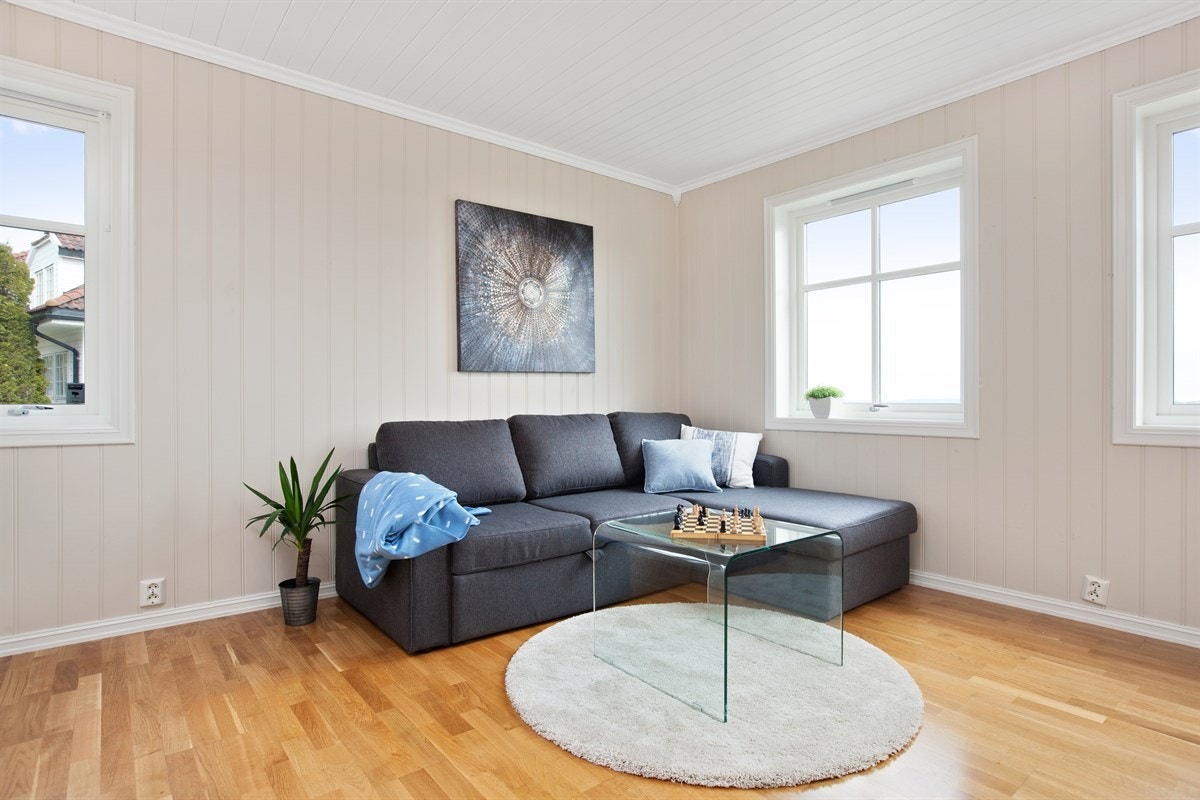 PROA Eiendomsmegling - Selger har valgt å bruke soverom på 15 kvm i hovedetasjen som en ekstra stue/gjesterom. Galleribilde