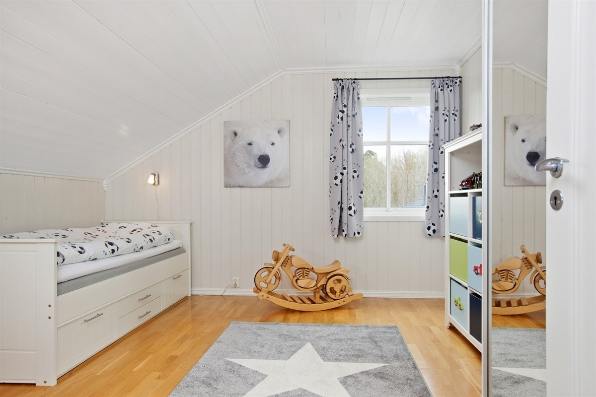 PROA Eiendomsmegling - Oppe i 2.etasje er det 3 soverom på ca. 12.6 kvm. Alle disse egner seg like godt som barnerom som til hovedsoverom. Galleribilde