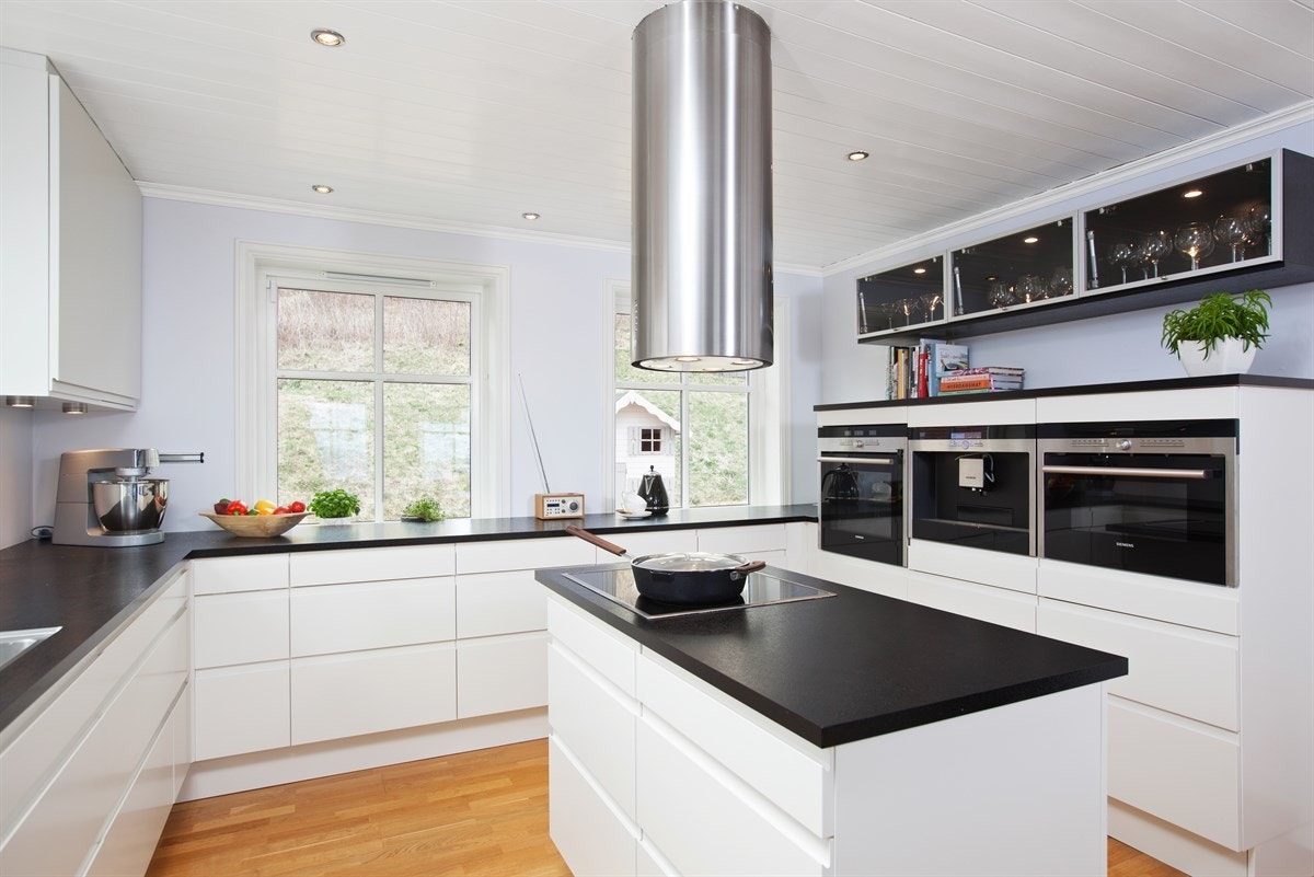 PROA Eiendomsmegling - Det stilfulle kjøkkenet fra HTH er nytt i 2012. Kjøkken og spisestue er på 30 kvm med mye skap- og benkeplass og stilig kjøkkenøy. Galleribilde