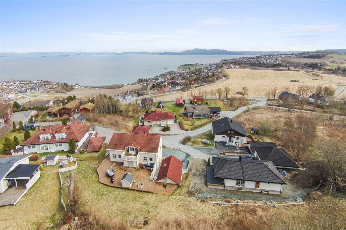 PROA Eiendomsmegling - Det er lekeplass i umiddelbar nærhet fra boligen og et godt nabolag som holder området fint på dugnad. Galleribilde