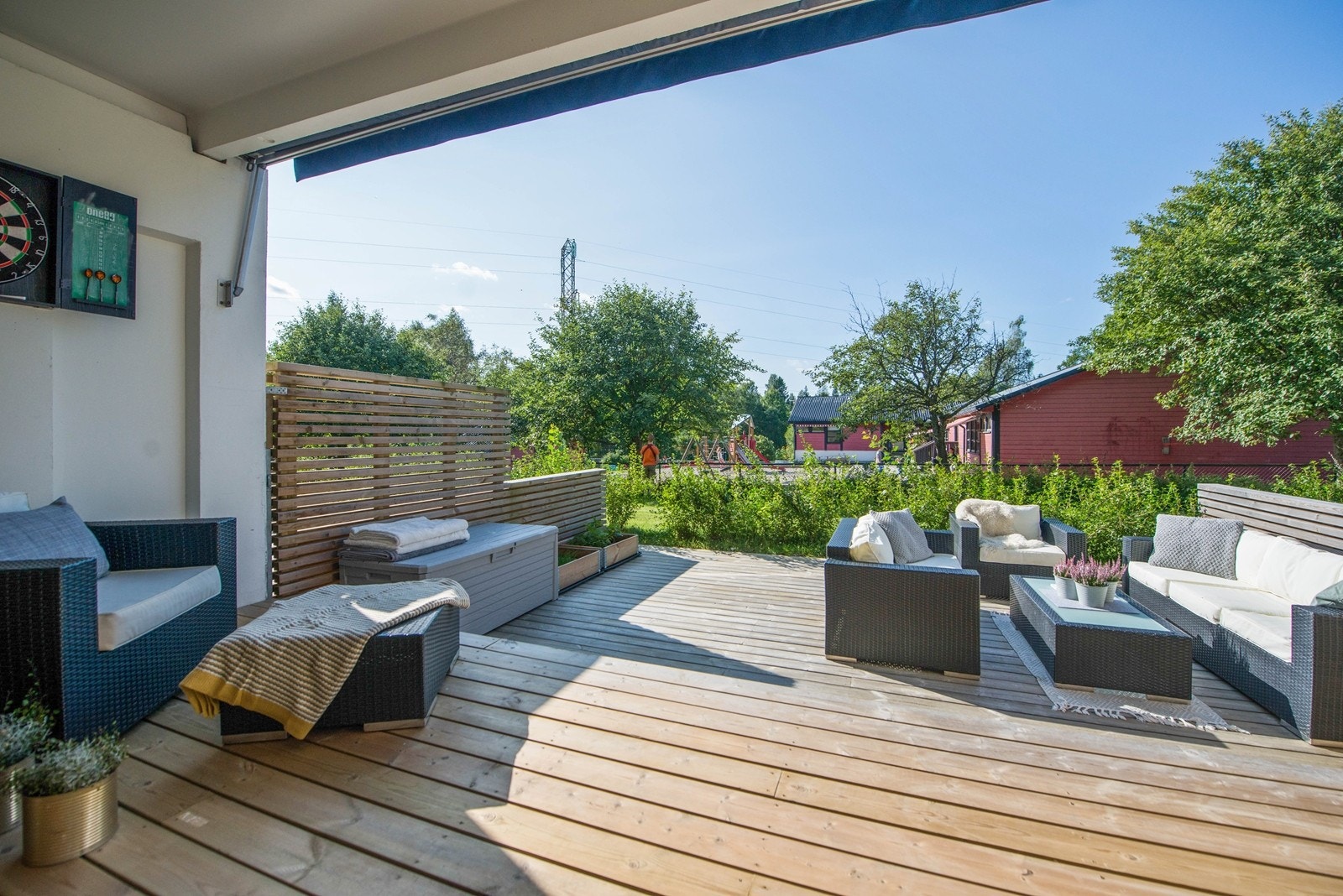 Deiig og stor terrasse som er devis overbygget. Ligger vestvendt. Galleribilde