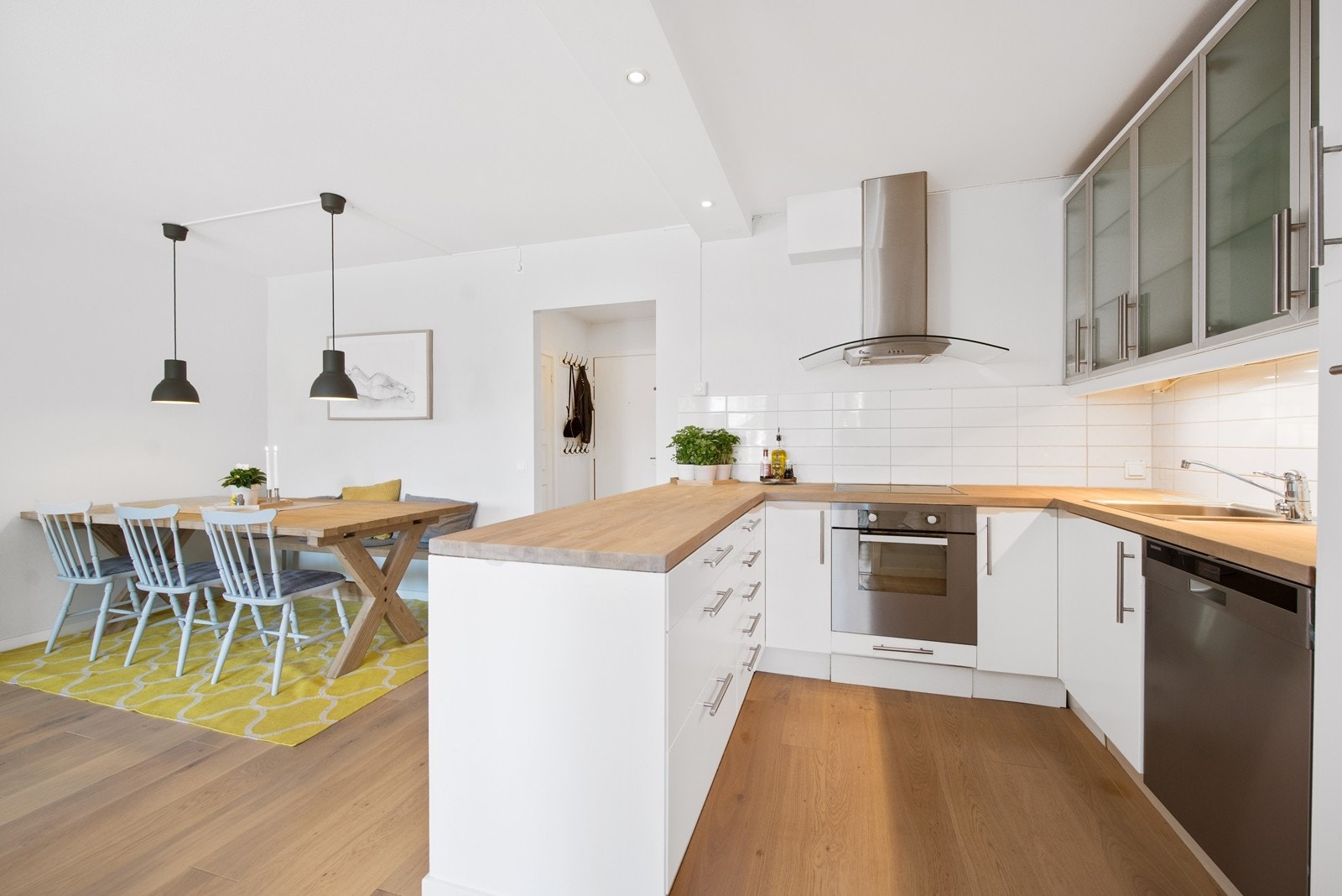 Fra kjøkkenet mot spisestuen Galleribilde