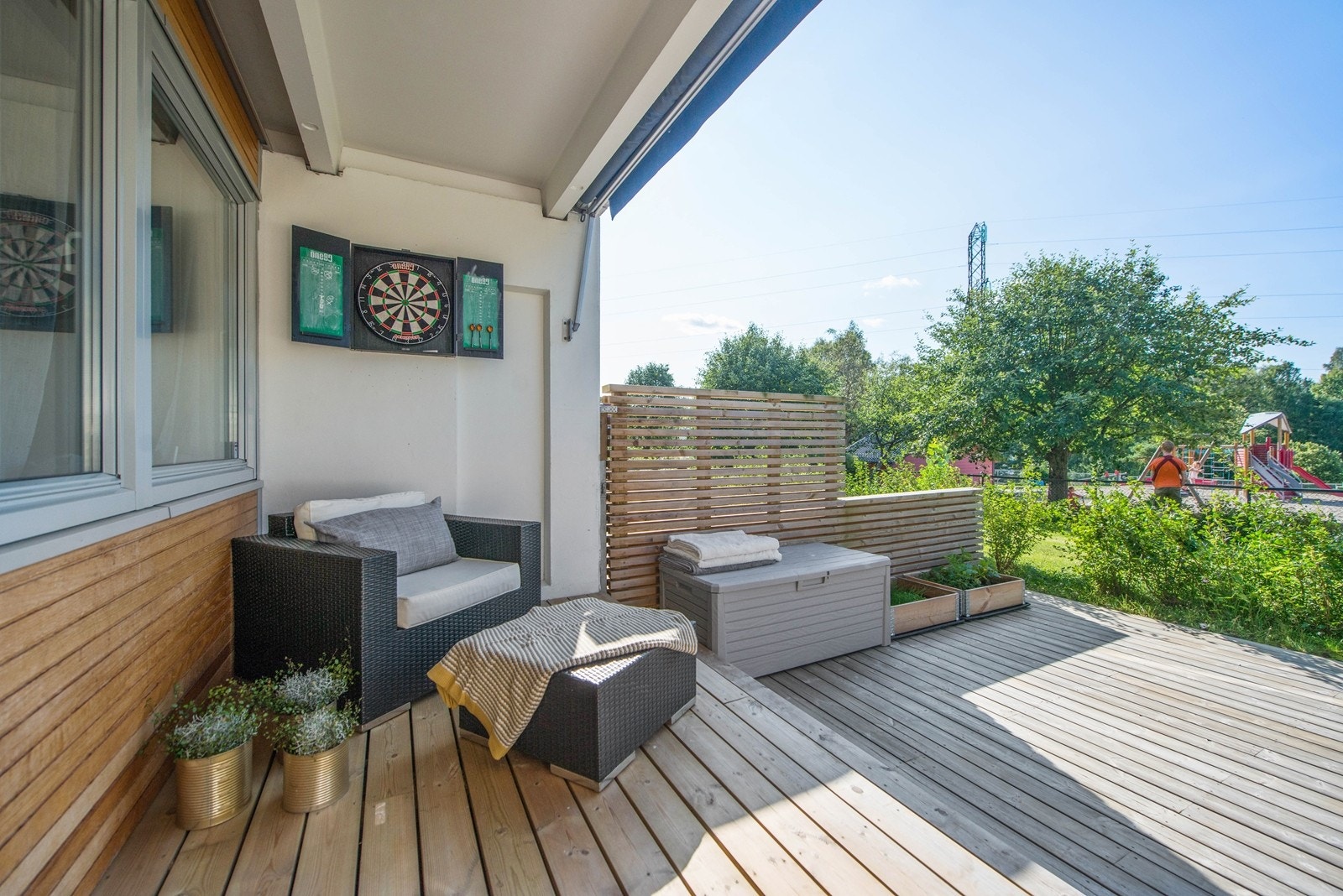 På denne terrassen kan du ha mange spisegjester ute, leke og sole deg. Galleribilde