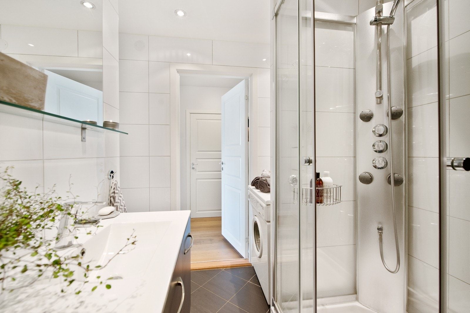 Dusjkabinett og servant med skap Galleribilde