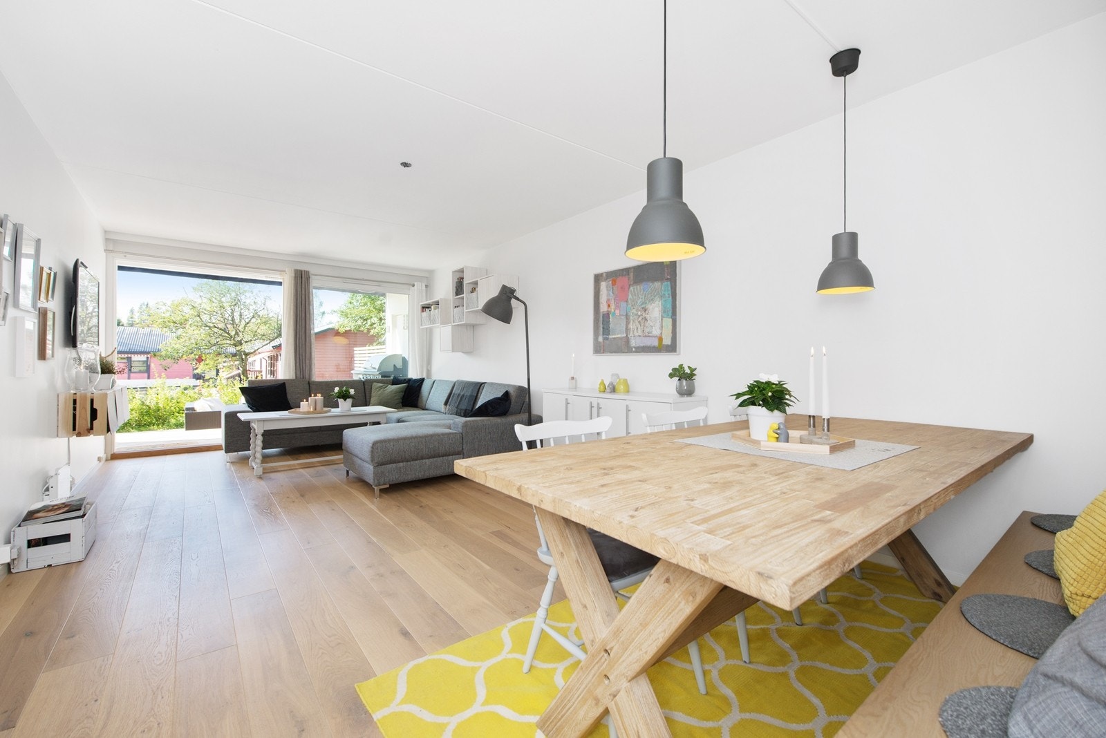 Stor åpen stue med mye lys inn. Legg merke til den skyvedørs som går ut til plattingen Galleribilde