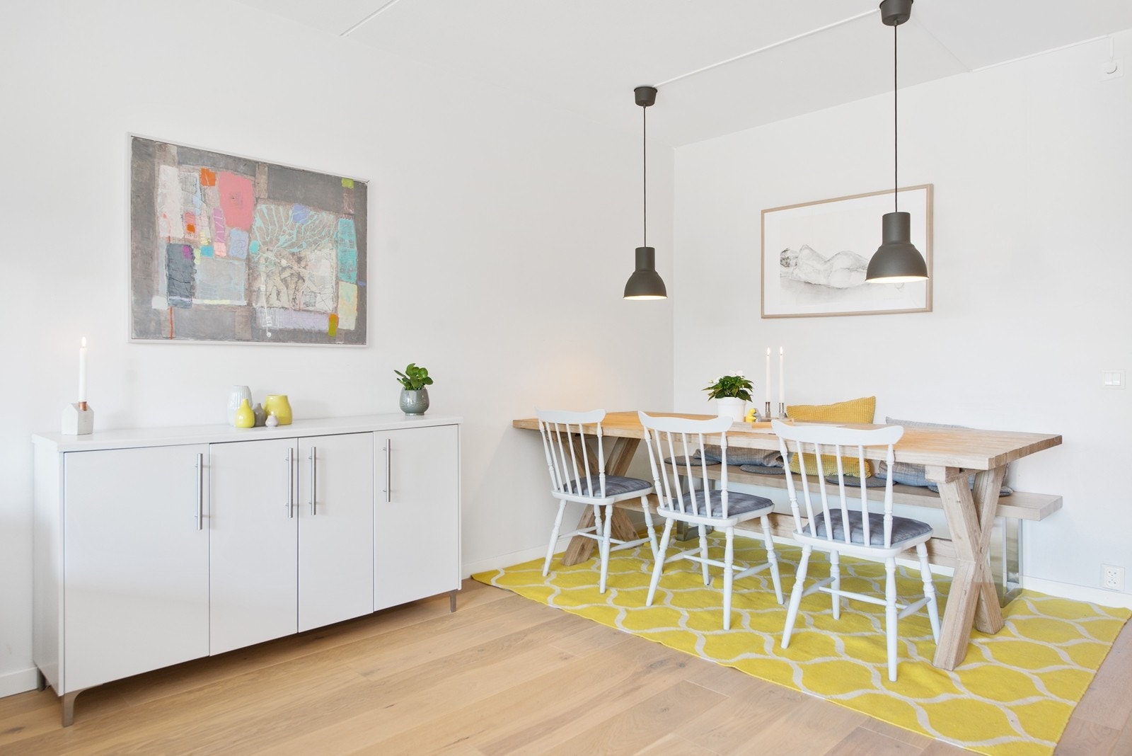 I spisestuen er det ingen problem å dekke på til flere gjester. Galleribilde