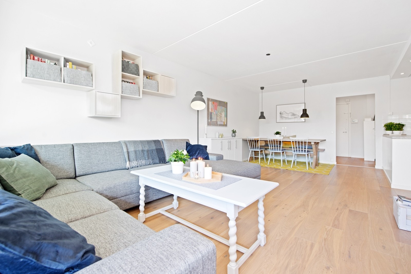 Stuen mot spisestuen og kjøkkenet. Her er det ikke noe problem å ha flere på besøk Galleribilde