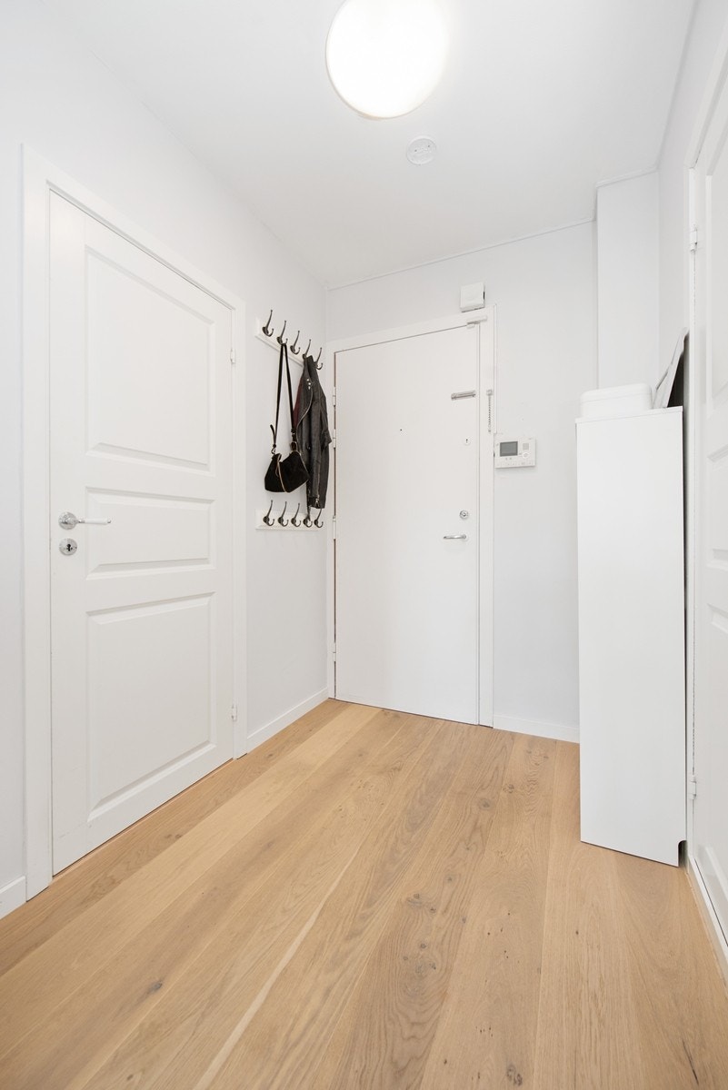 Gang med ingang til boden. Galleribilde