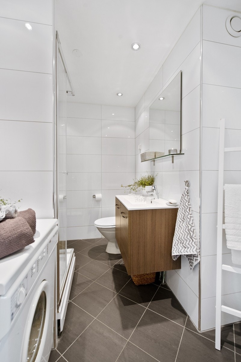 Badet er delikat og pent med varmekabler på gulvet. Galleribilde