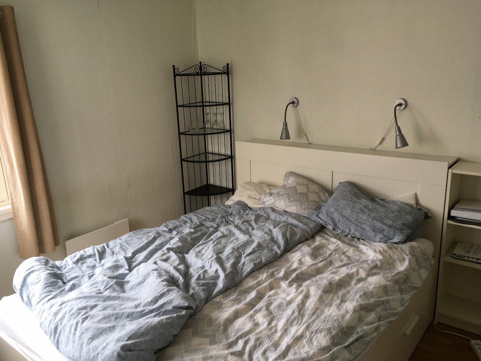 Not available/UTLEID: Hovedsoverom 2 etasje, ca 12 m2.
Dobbeltseng, skrivebord, stol, 3 dørs garderobe samt noen mindre bokhyller Galleribilde