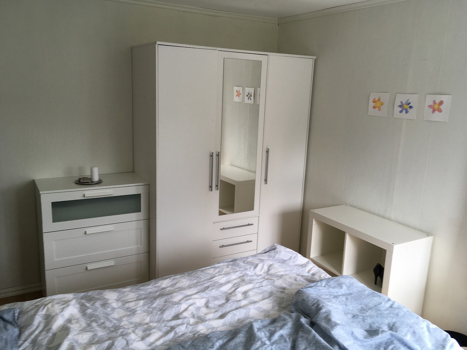 Not available/UTLEID: Hovedsoverom 2 etasje, ca 12 m2.
Dobbeltseng, skrivebord, stol, 3 dørs garderobe samt noen mindre bokhyller Galleribilde
