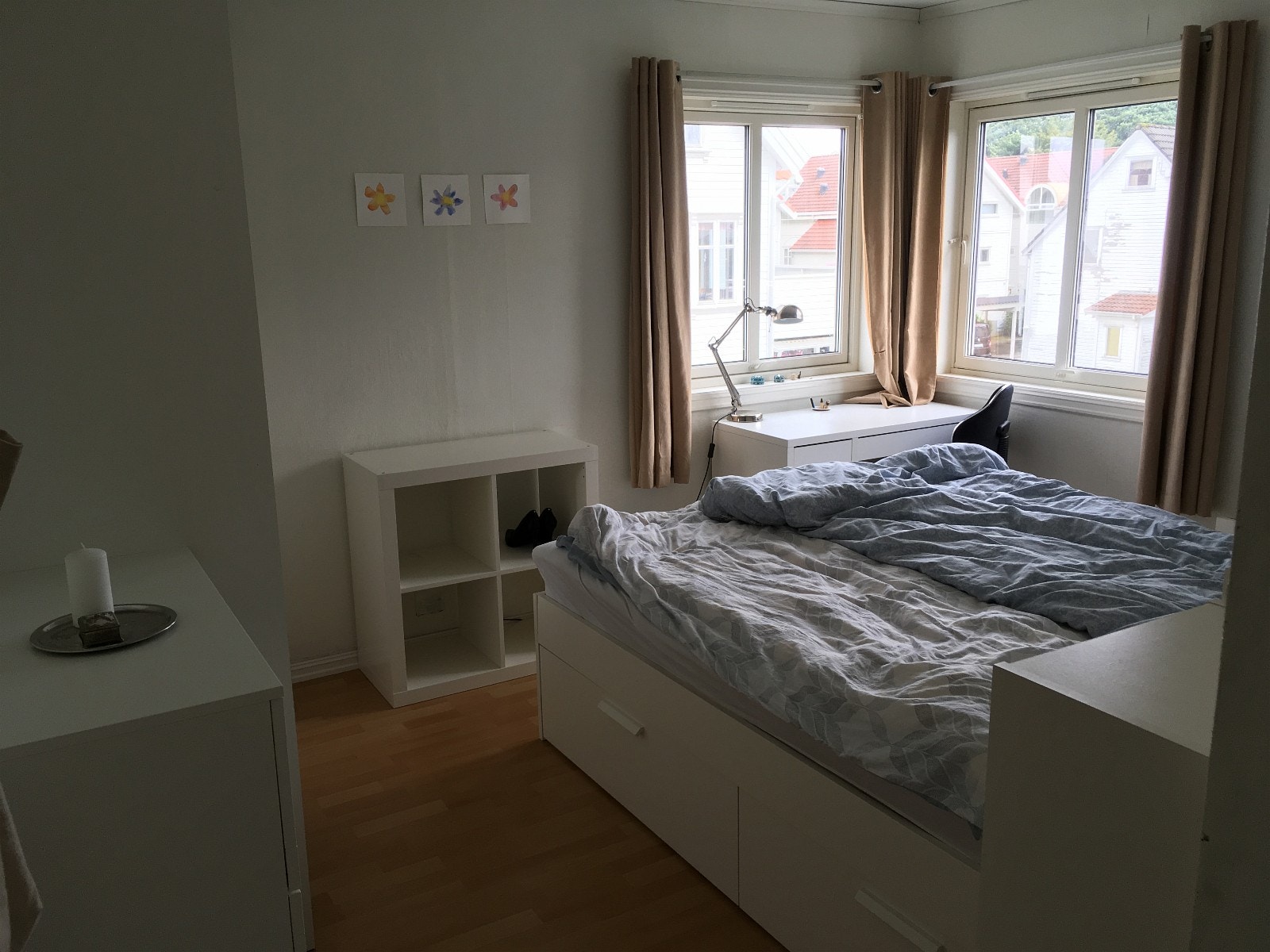 Not available/UTLEID:Hovedsoverom 2 etasje, ca 12 m2.
Dobbeltseng, skrivebord, stol, 3 dørs garderobe samt noen mindre bokhyller Galleribilde