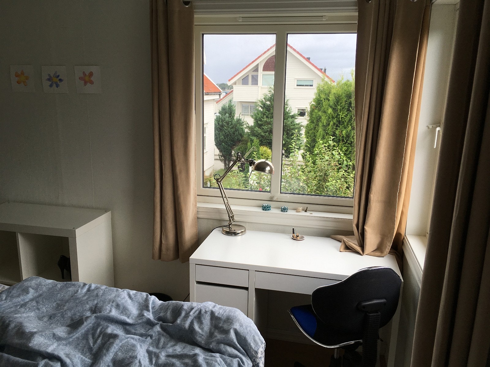 Not available/UTLEID: Hovedsoverom 2 etasje, ca 12 m2.
Dobbeltseng, skrivebord, stol, 3 dørs garderobe samt noen mindre bokhyller Galleribilde