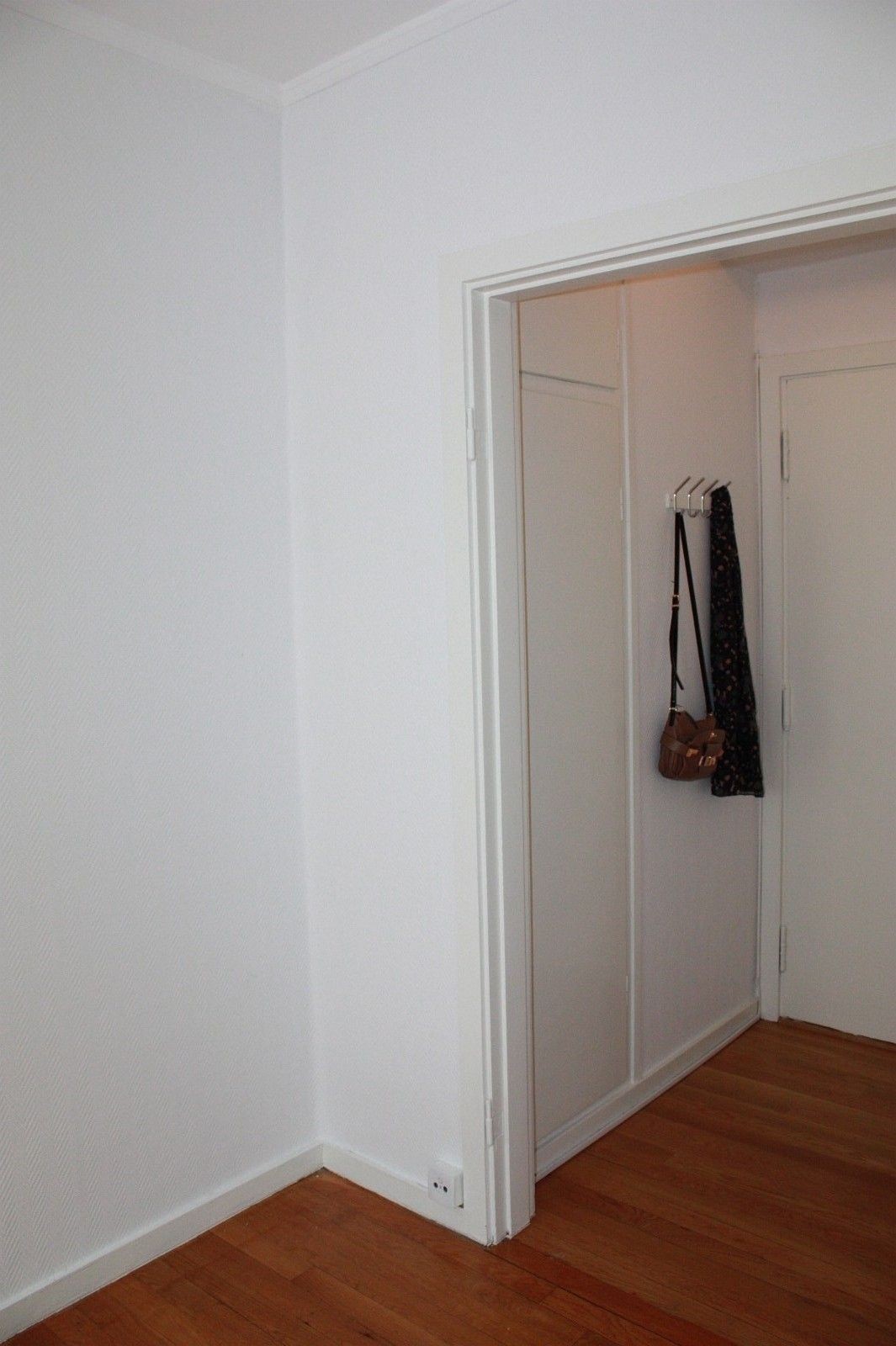 Inngang og garderobeskap Galleribilde