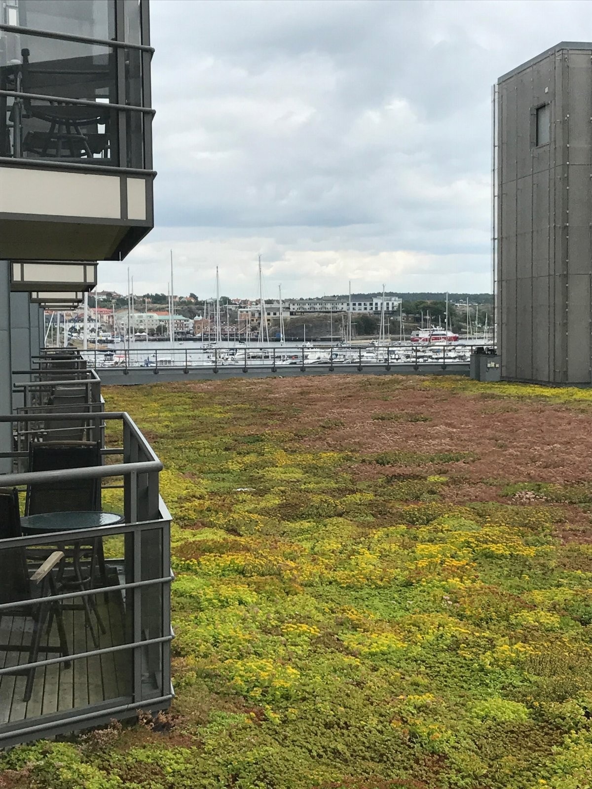 Utsikt mot havnen og Strømstad sentrum fra terrassen. Galleribilde
