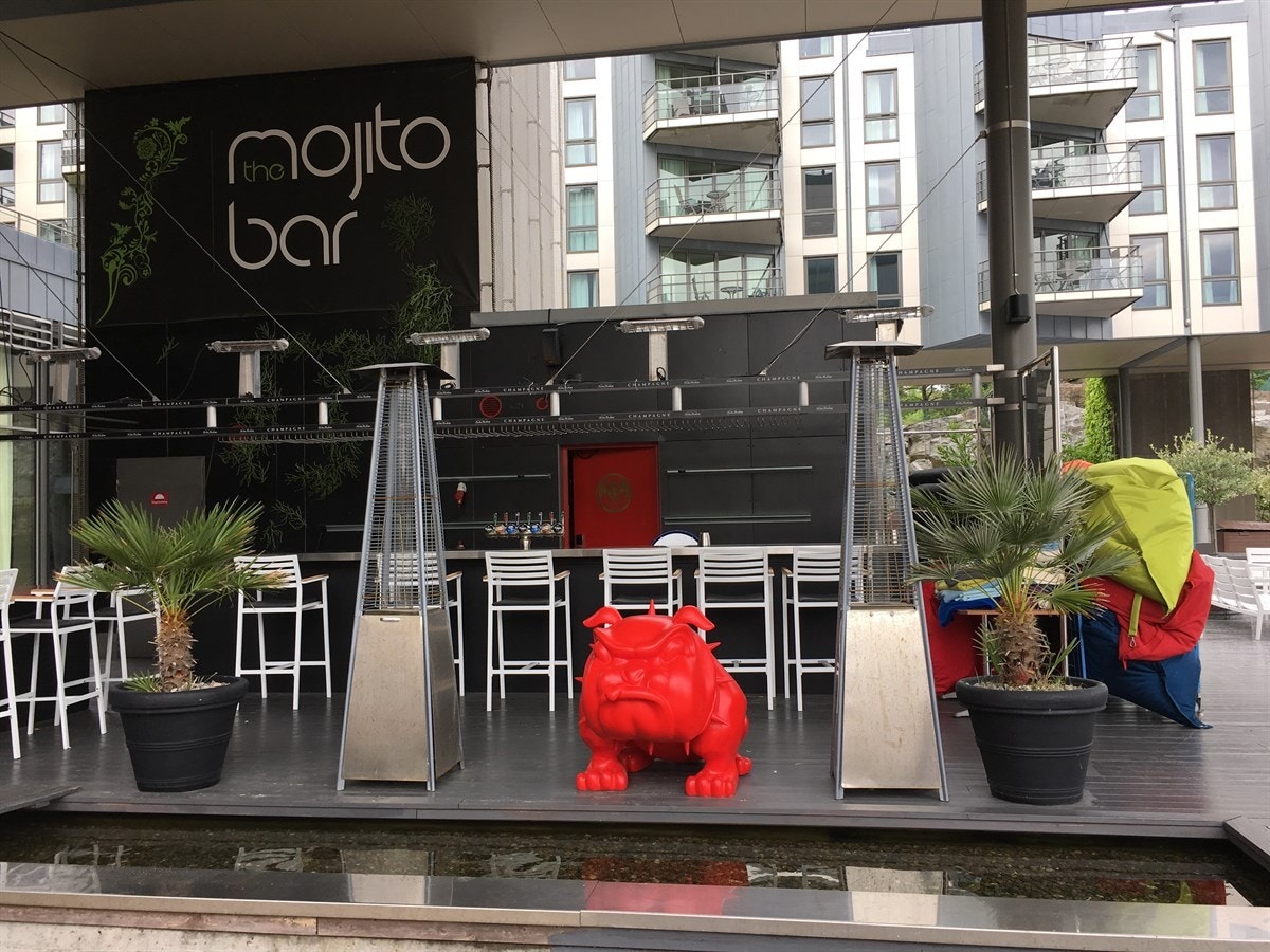 Utendørs bar ved hotellet Galleribilde