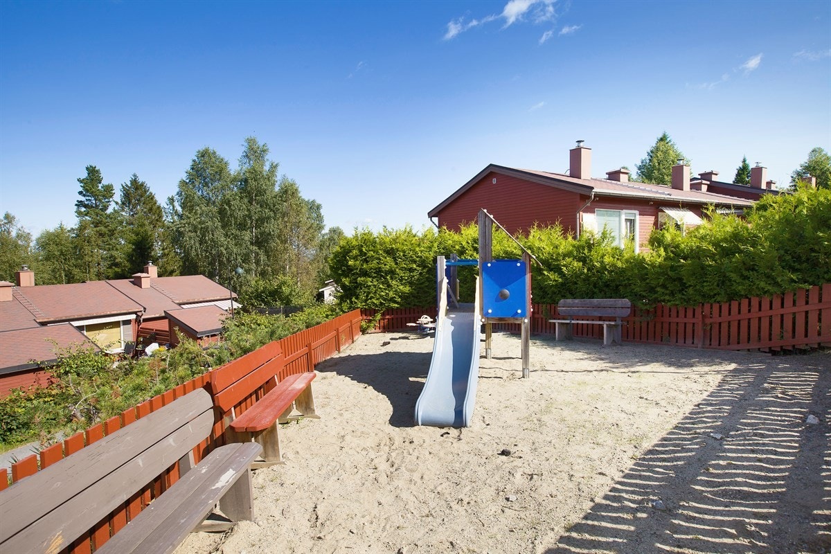 Det er felles sittegrupper, plenareal og lekeplass. Galleribilde