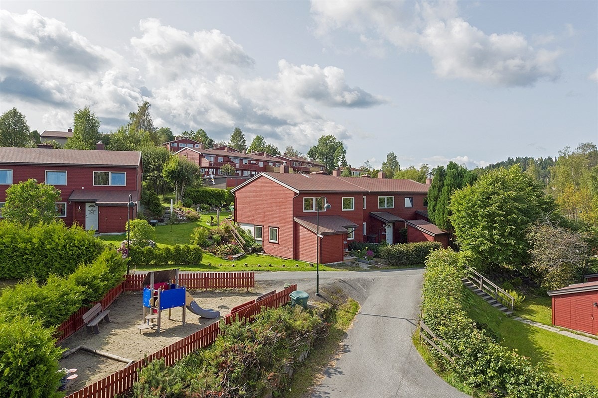 Boligen har pent opparbeidede fellesområder som er velholdt med gangstier, parkeringsplasser og felles uteareal. Galleribilde