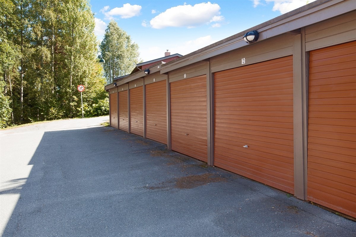 Boligen har felles garasjeanlegg. Galleribilde