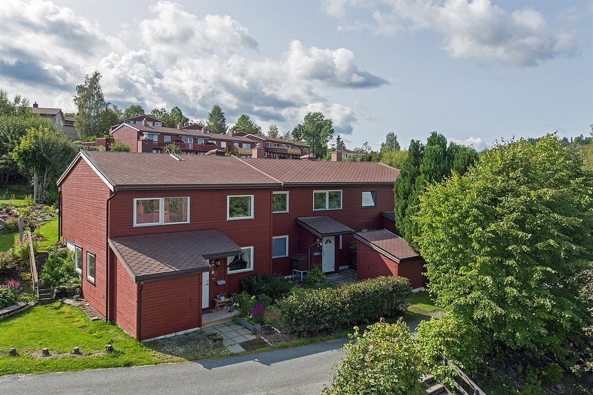Området betraktes som meget barnevennlig og rolig, med kort avstand til flere barnehager og skoler. Galleribilde