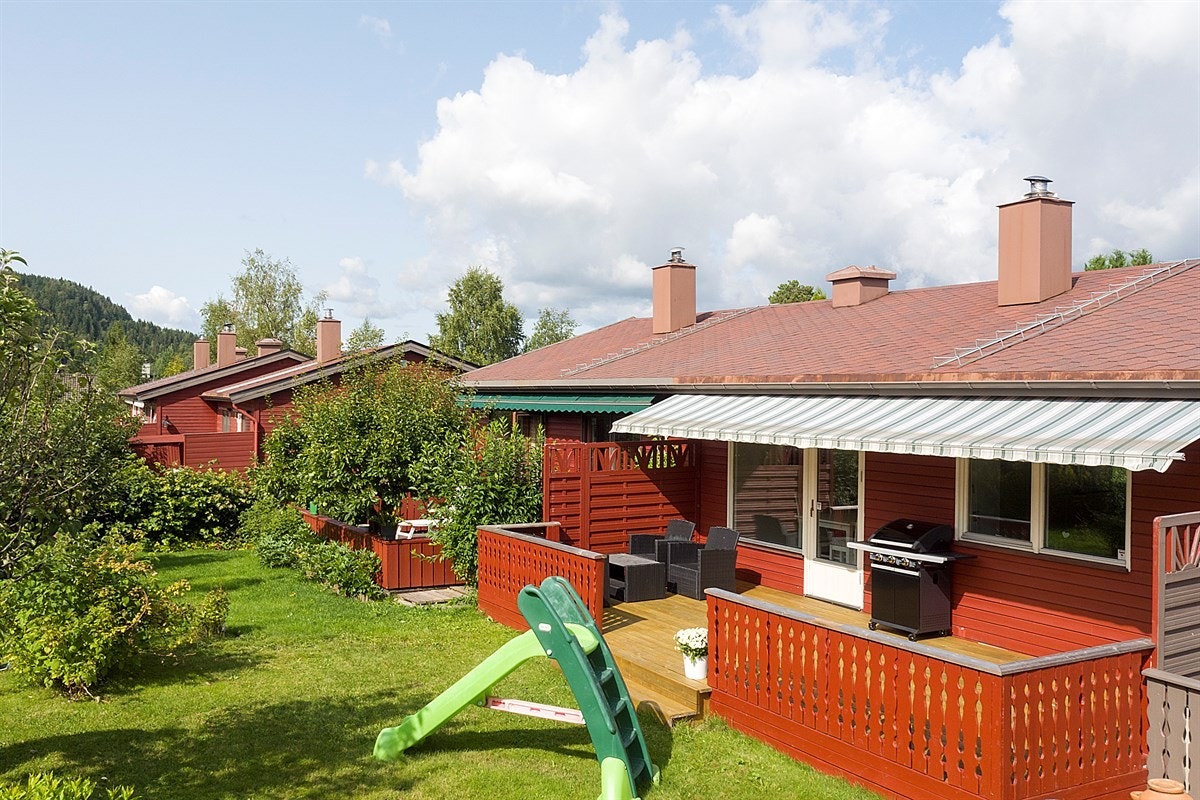 Fra terrasse er det utgang til en idyllisk hage med beplantning og trær. Galleribilde