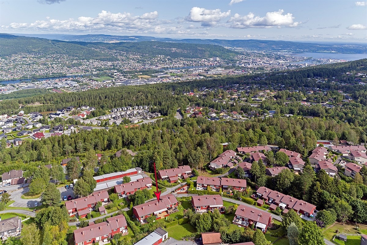 Eiendommen er sentralt beliggende i et etablert borettslag på Konnerud, nær skog og mark, men ikke langt fra byen. Galleribilde