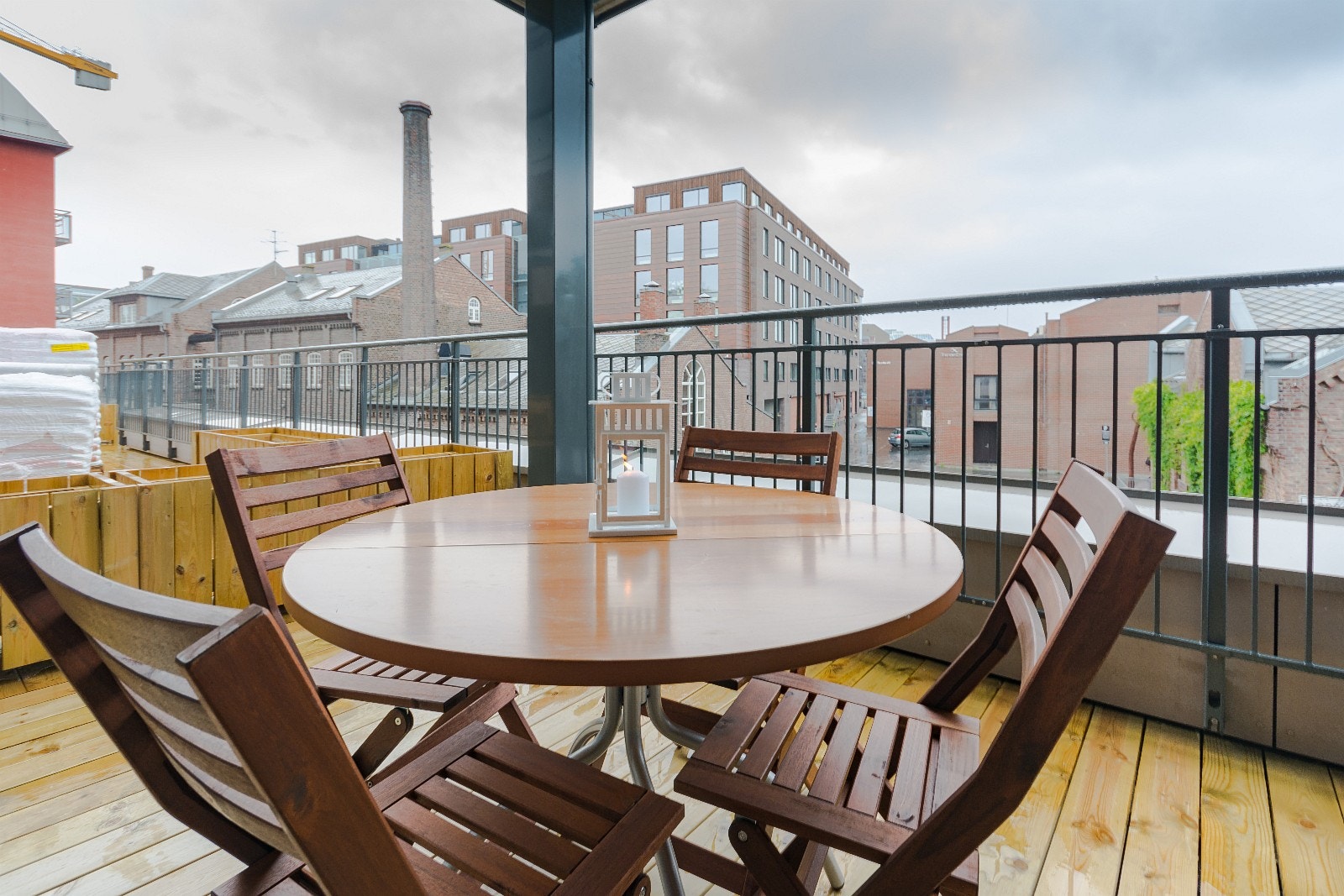 Beplantning er kommet til etter at bildet er tatt. Fjernstyrt solskjerming (screens) montert etter at bildet ble tatt. Galleribilde