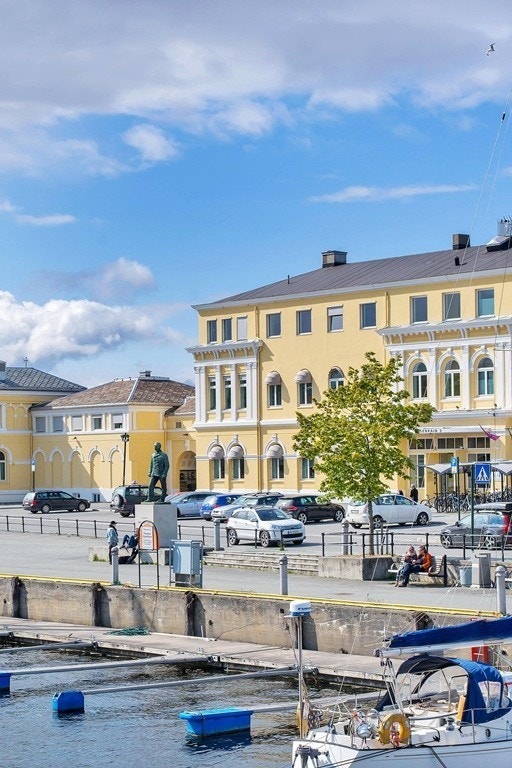 Gangavstand til sentralstasjonen for togforbindelser, langdistanse buss og flere flybuss-avganger Galleribilde