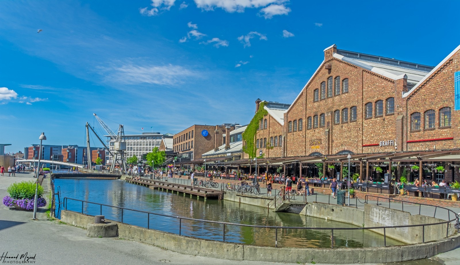 Solsiden kjøpesenter ligger nære, med utallige restauranter med uteservering Galleribilde