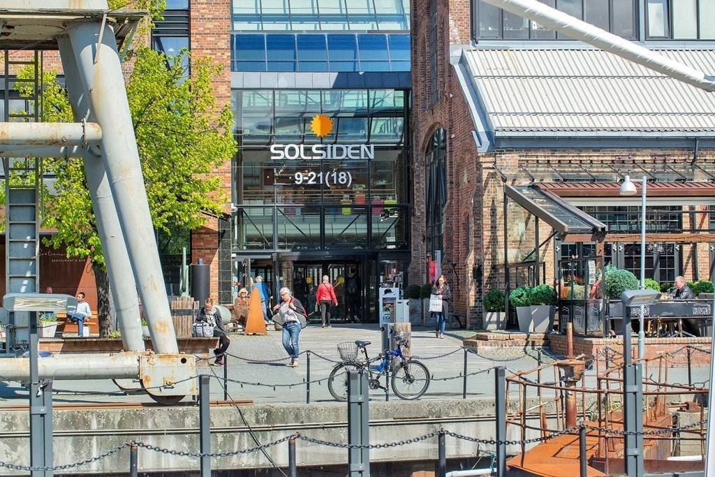 Solsiden kjøpesenter ligger nære, med utallige restauranter med uteservering Galleribilde