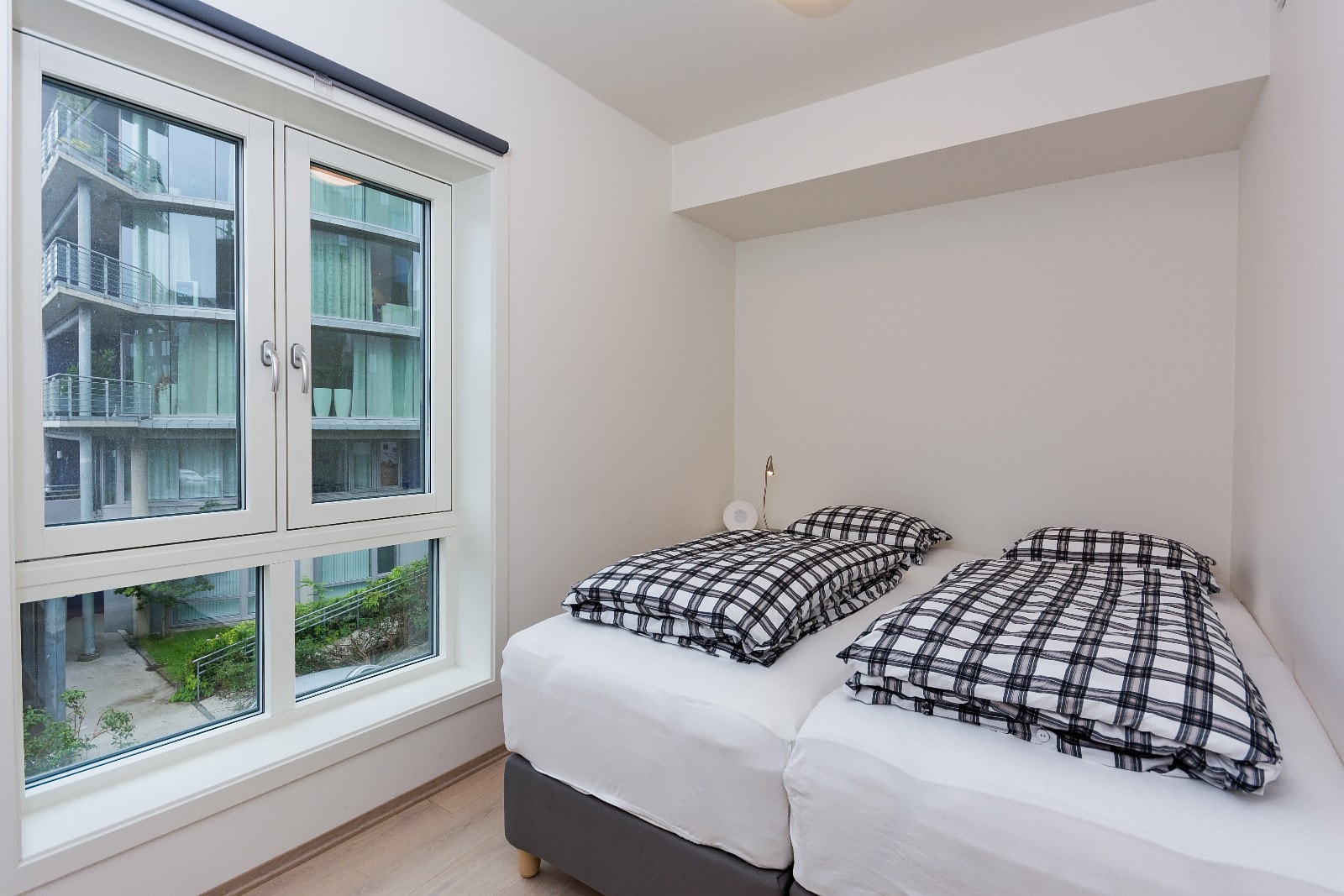 Soverom med kontinentalseng og garderobe. Senga har fått dobbelmadrass etter at bildet ble tatt. Sengegavl og skap med led-downlights montert etter at bildet ble tatt. Galleribilde