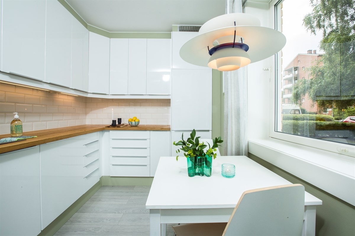 God plass til frokostbord på kjøkkenet. Galleribilde