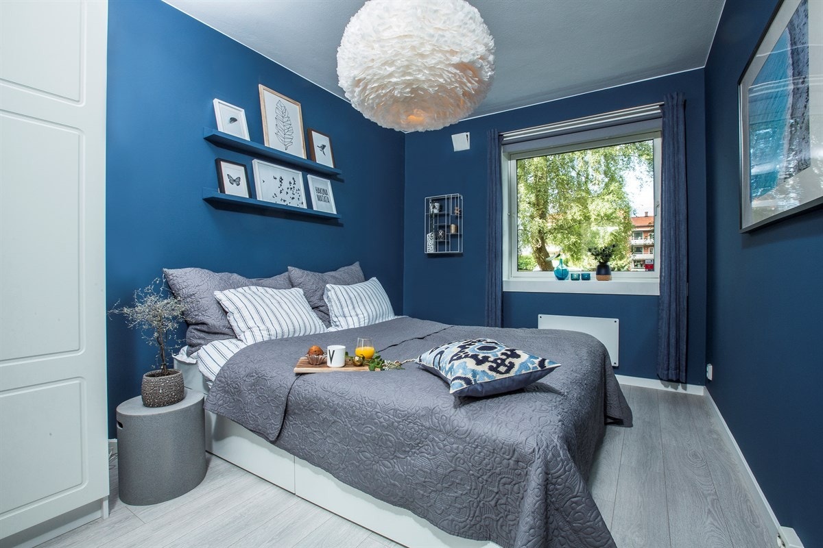 Meget pent og romslig hovedsoverom med stort garderobeskap. Galleribilde