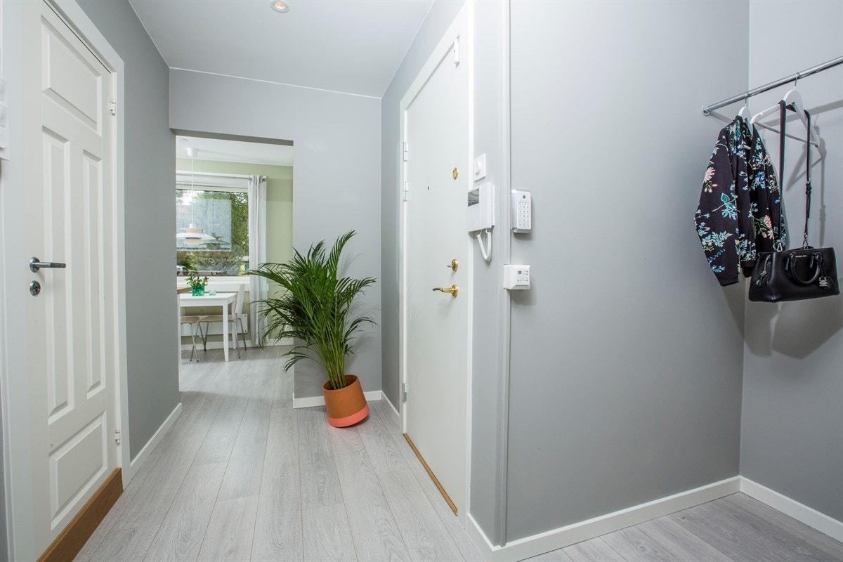 Stor og romslig gang med muligheter for mye oppbevaring. Galleribilde