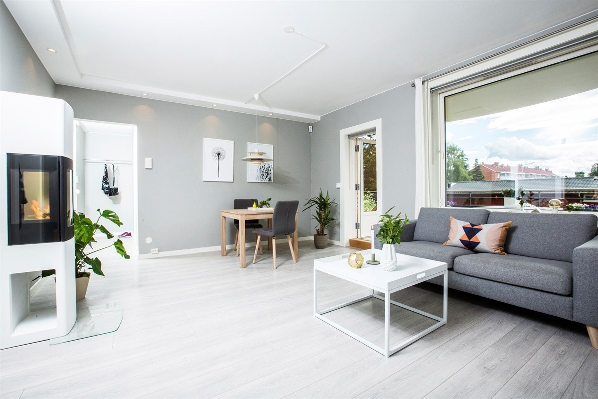 Lys og delikat stue med utgang til den solrike balkongen. Galleribilde