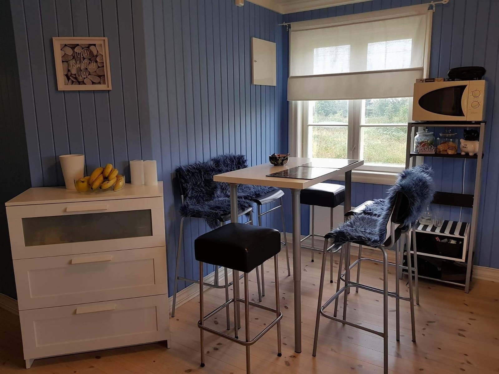 Kjøkken med plass til spisebord ved vindu Galleribilde