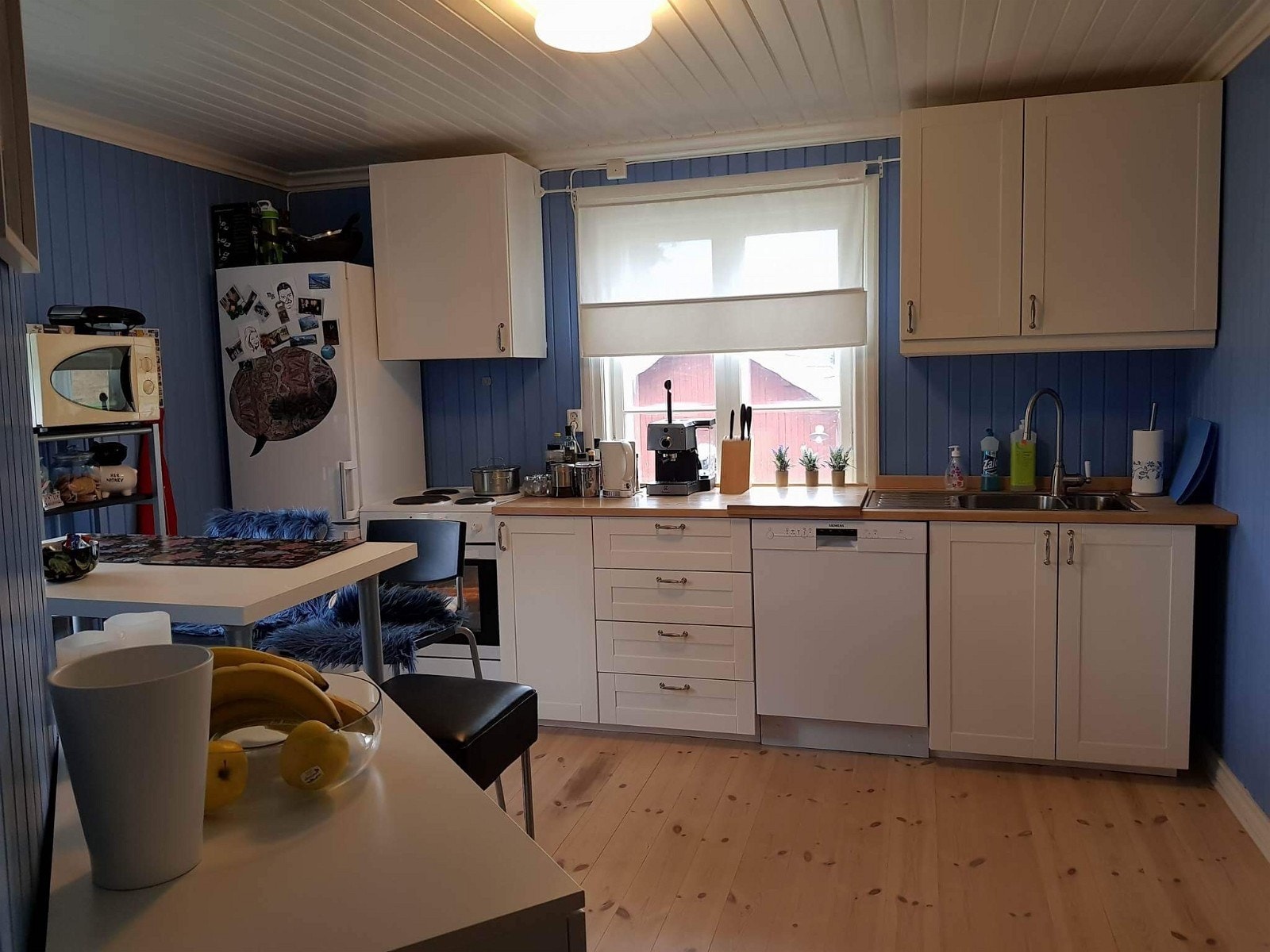 Trivelig kjøkken med hvitevarer Galleribilde