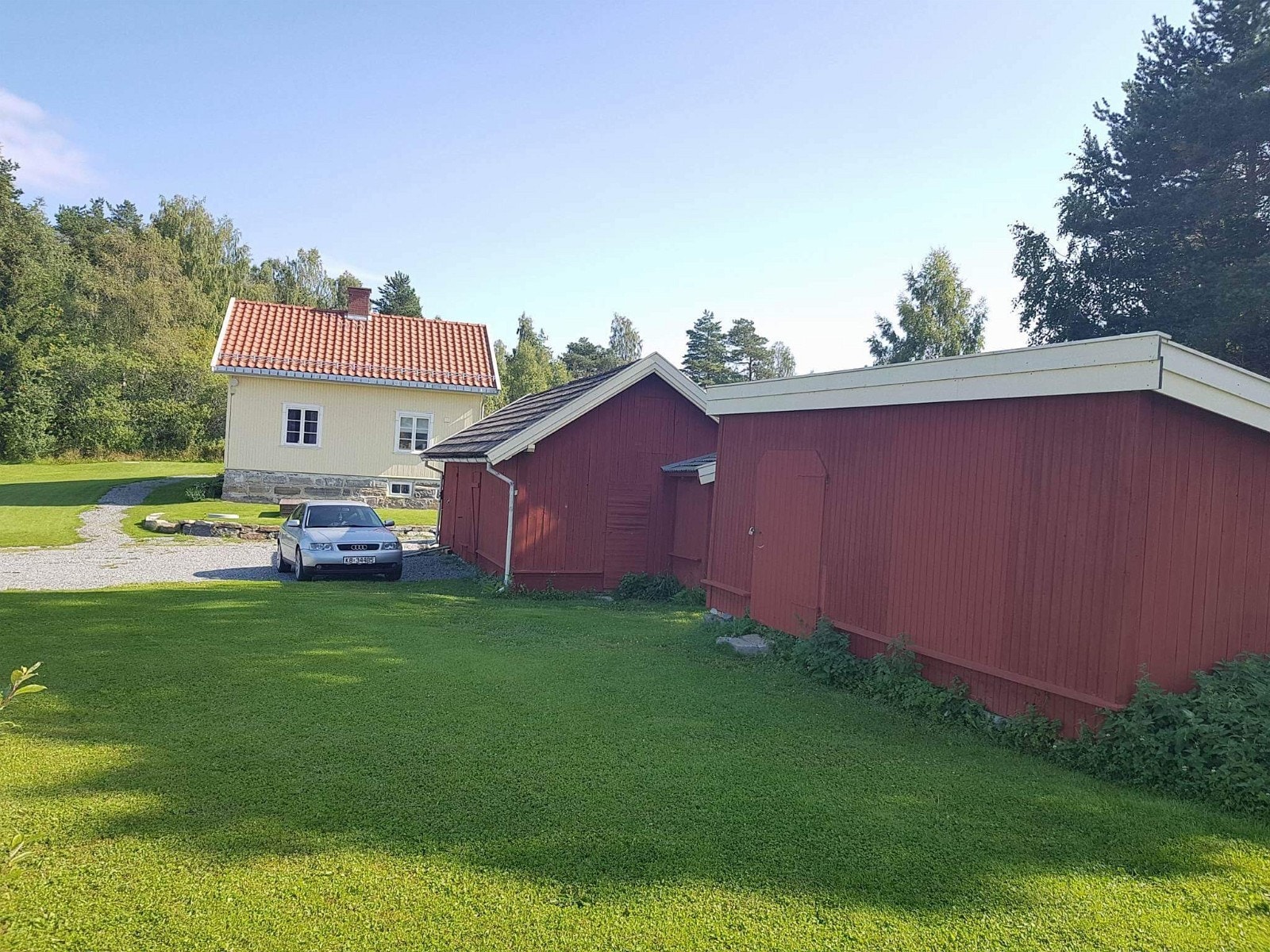 To uthus og parkeringsplass Galleribilde