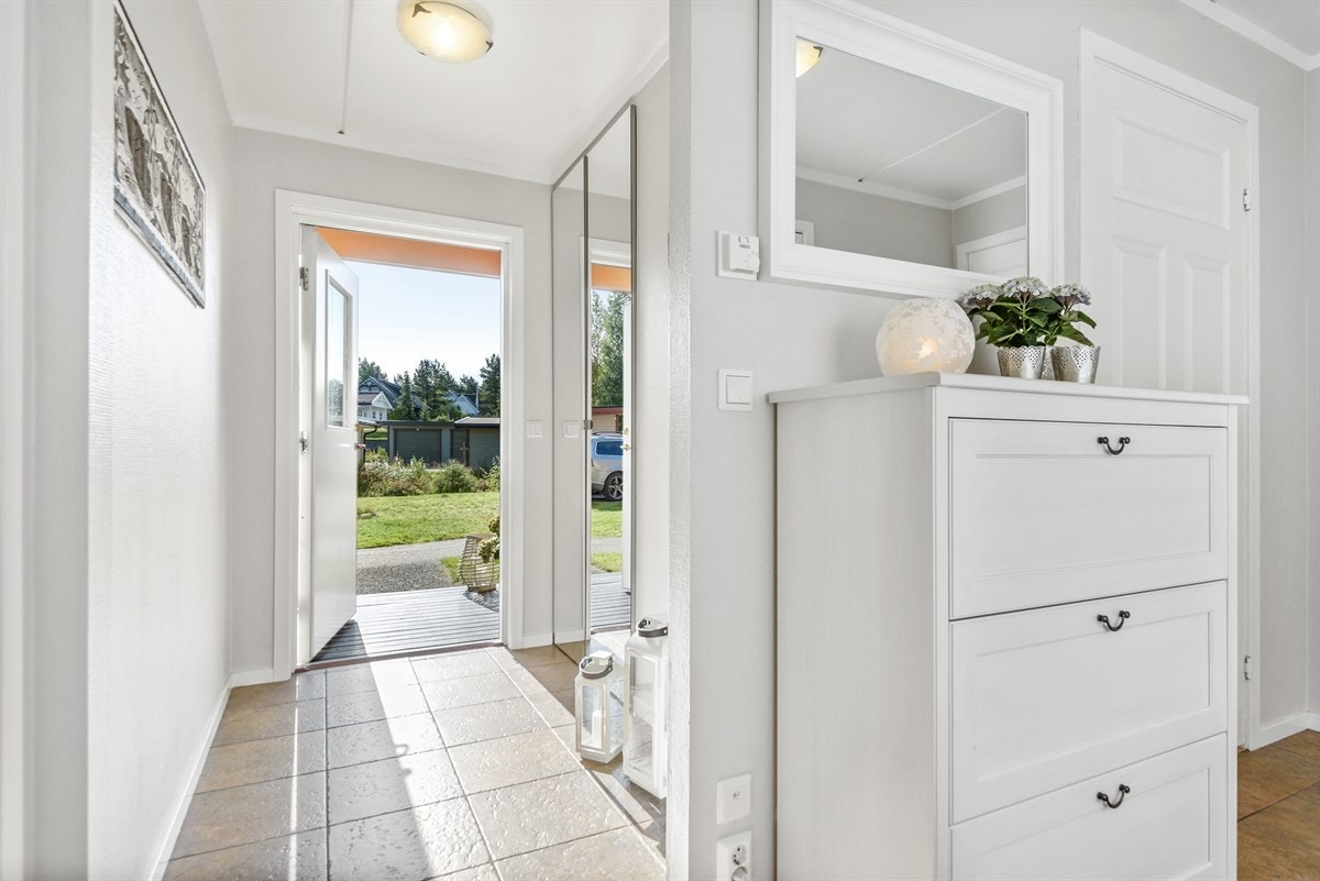 Når du kommer inn døren merker du med en gang den lune og gode atmosfæren leiligheten har. Gangen er lys og romslig, med garderobeskap hvor det god plass til å henge av seg yttertøyet og sette skoene pent på plass. Galleribilde