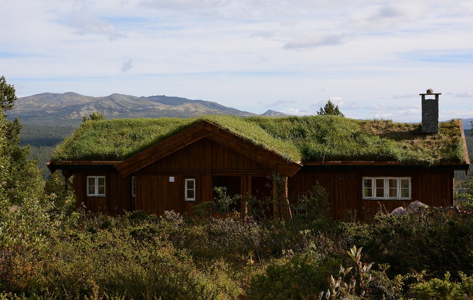 Ei stavhytte, en variant av modell Storhø, er allerede bygget på Heimstulen. Den prosjekterte hytta skal ligge enda lenger opp i lendet. Storslått utsikt til Rutenfjella. FOTO: Anne Mari Lo Galleribilde