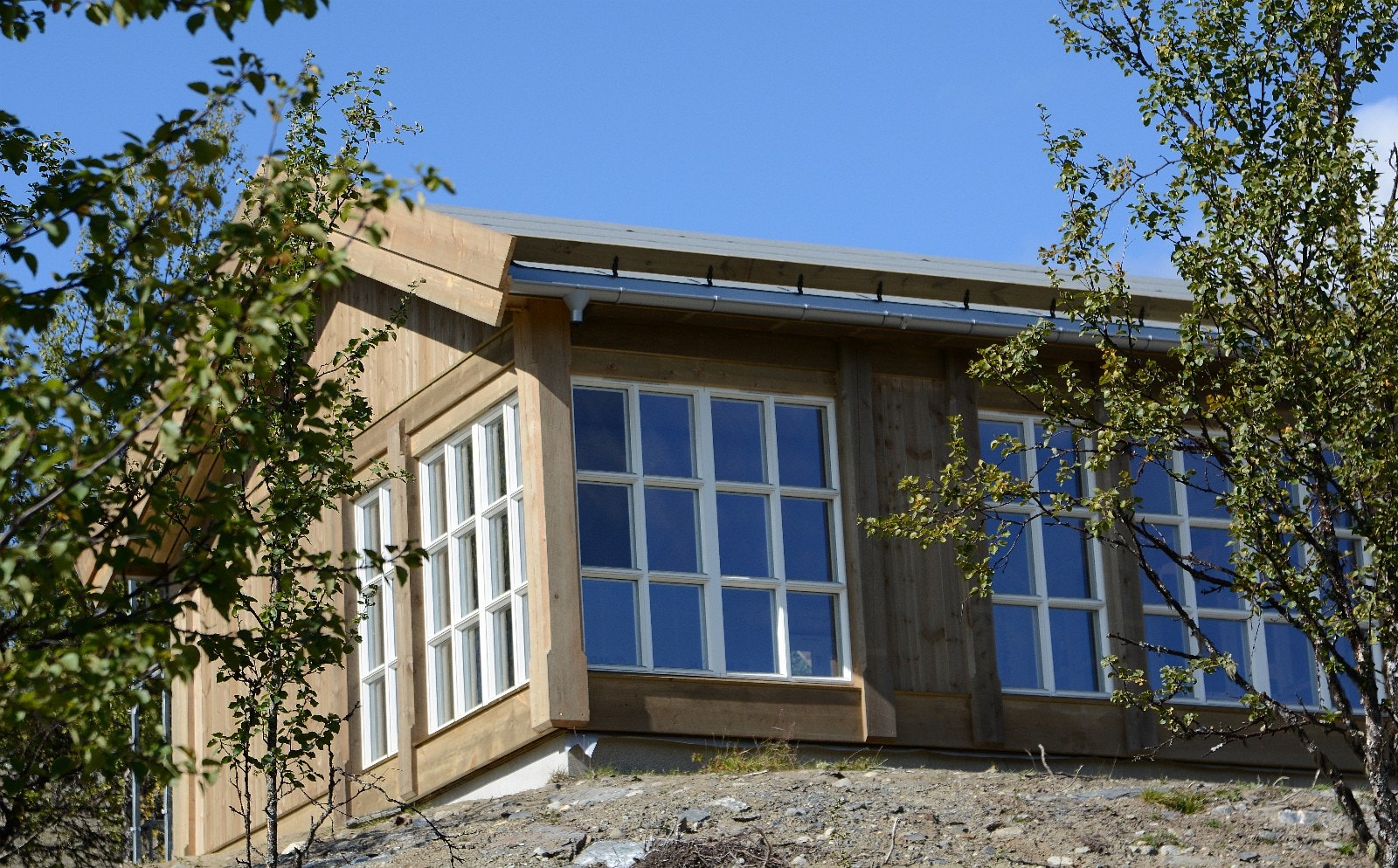 Glasshjørne som gir godt utsyn fra stuen og spisestuen. Foto: Anne Mari Lo Galleribilde