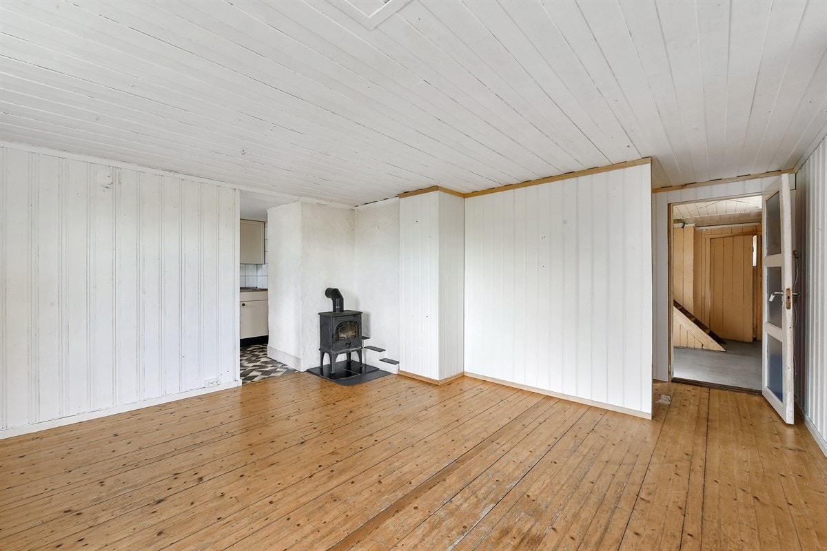 Kjellerstuen ligger vegg i vegg med kjøkkenet og oppleves som et lunt rom. Galleribilde