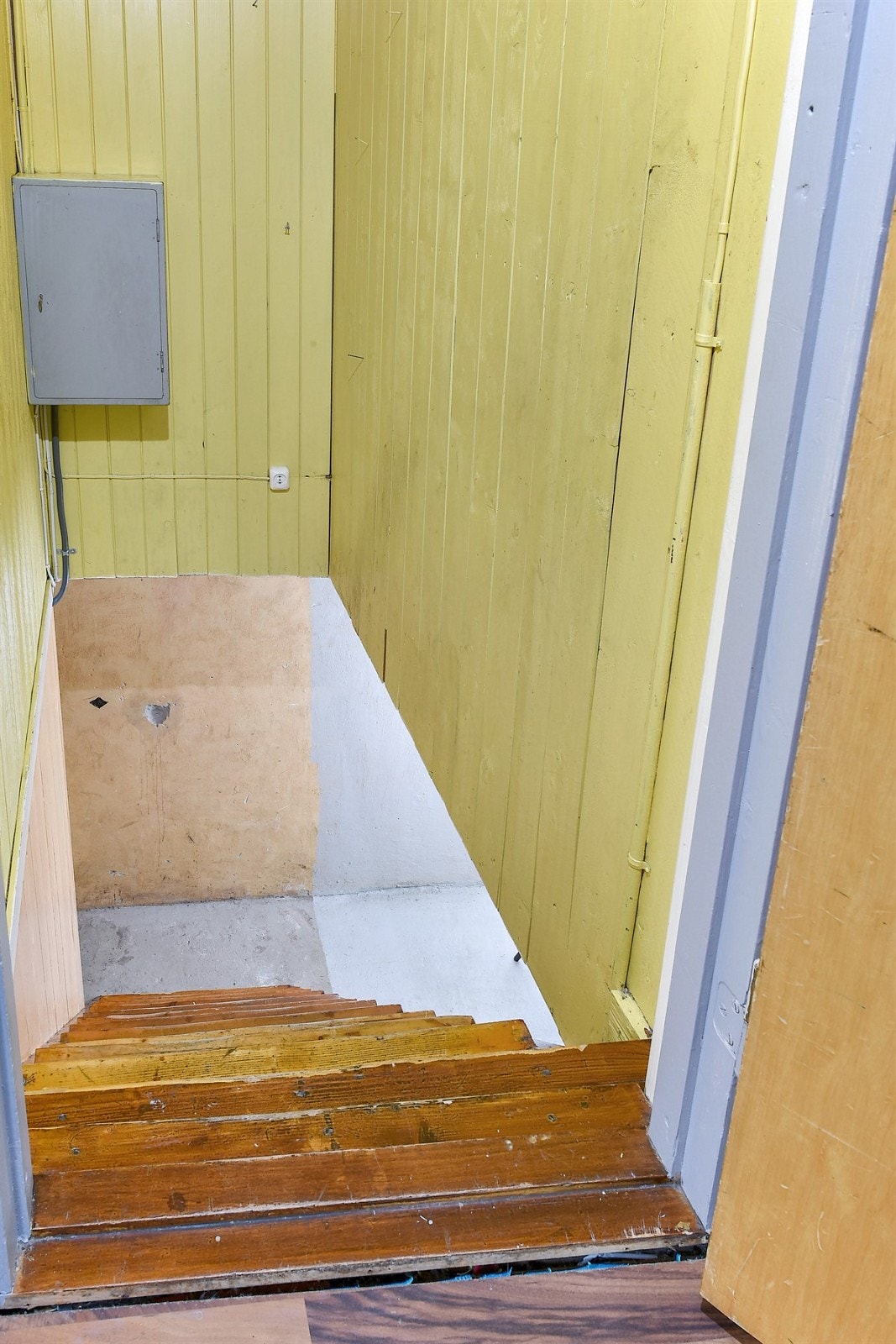 Fra første etasje går det en trapp ned til underetasjen. Galleribilde