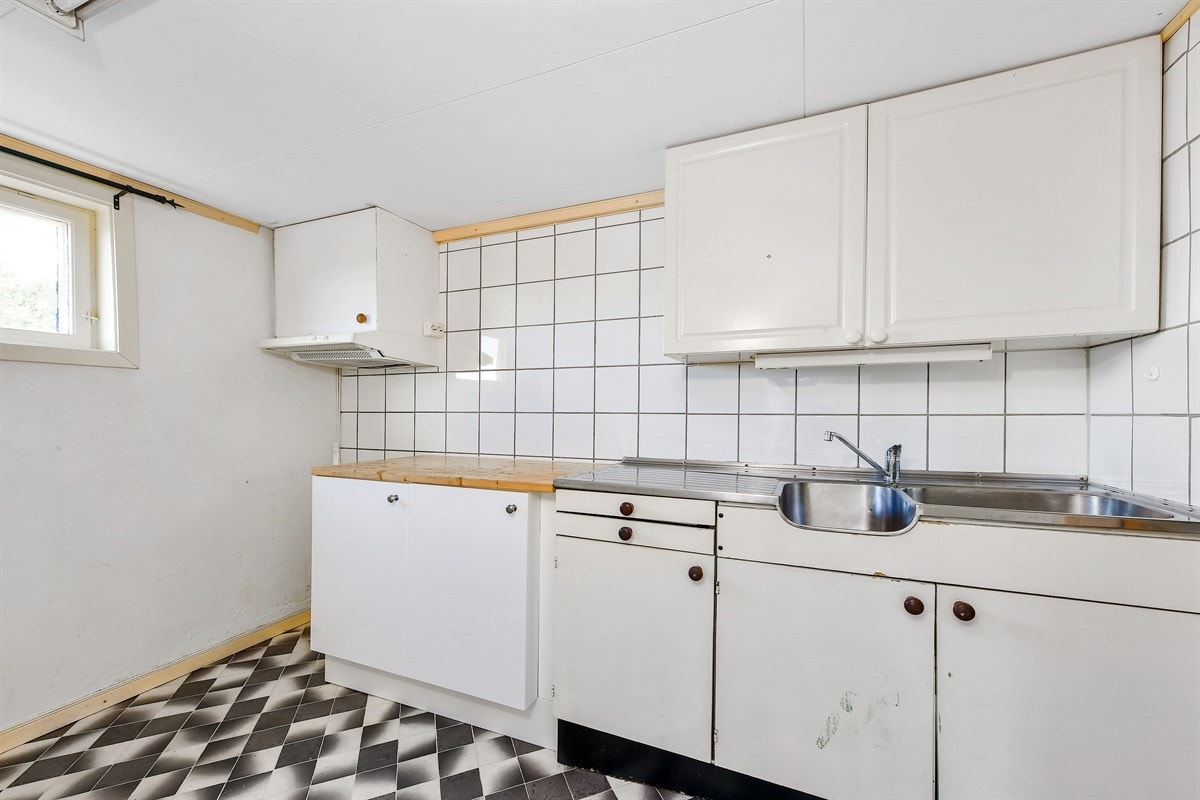 Innredningen har heldekkende vaskekum med benkebeslag, ventilator og nisje for komfyr. Galleribilde